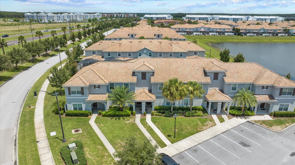 Vista aérea ampla de comunidade de vacation homes em Central Florida