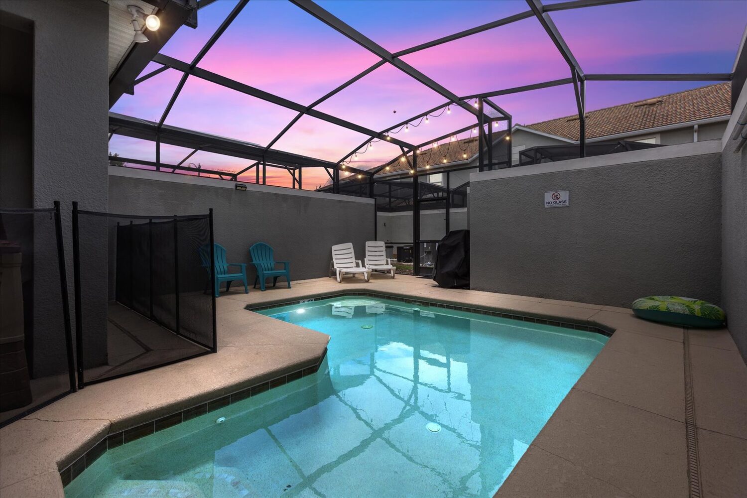 Piscina ao pôr do sol com screen enclosure em vacation home de Orlando